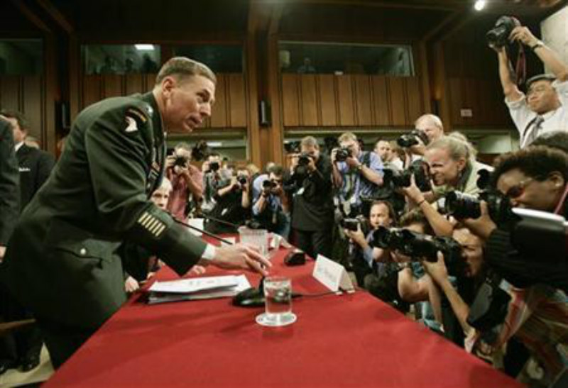 2012119գ(CIA)ǰL˵מ˹(David Petraeus)cԂ߲_¾S(Paula Broadwell)Ļع⣬ڮoY˃HHm14µ־Lġ(z2007911գAʢD) DƬԴ·͸