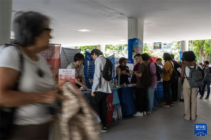 11月25日，人們在巴西里約熱內盧聯邦大學舉辦的中國高等教育展上參觀。新華社記者 王天聰 攝