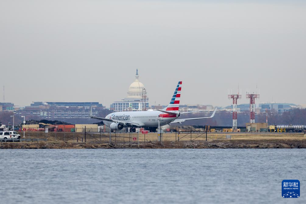 12月24日，一架美國航空公司飛機在美國弗吉尼亞州阿靈頓的里根國家機場準備起飛。新華社記者 胡友松 攝