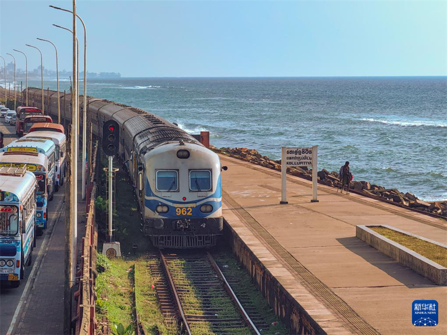 這是12月26日在斯里蘭卡科倫坡拍攝的海邊小火車（手機照片）。科倫坡的海邊小火車是斯里蘭卡著名旅游打卡點。這段火車線路位于斯里蘭卡西海岸，軌道緊貼印度洋，乘客可以全程近距離觀賞海景。新華社記者 陳冬書 攝