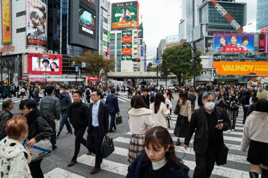 2023年11月15日，人們走過日本東京澀谷車站前的十字路口。新華社記者張笑宇攝